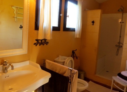 la salle de bain confortable 