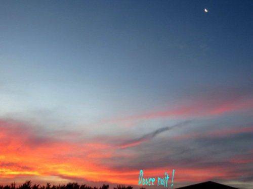 La lune minuscule veille ...