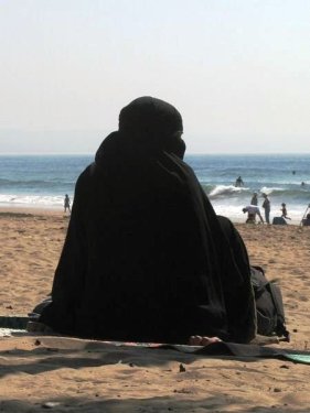 1726793-Burqa-Beach-Babes-1[1]