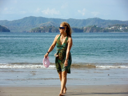 Sur une plage du Costa Rica, j'ai la robe mouillée ayant oublié mon maillot à l'hôtel!