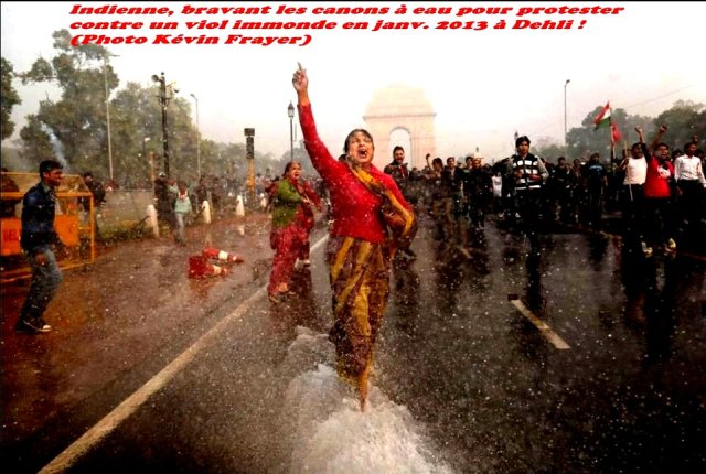 une-femme-debout-et-une